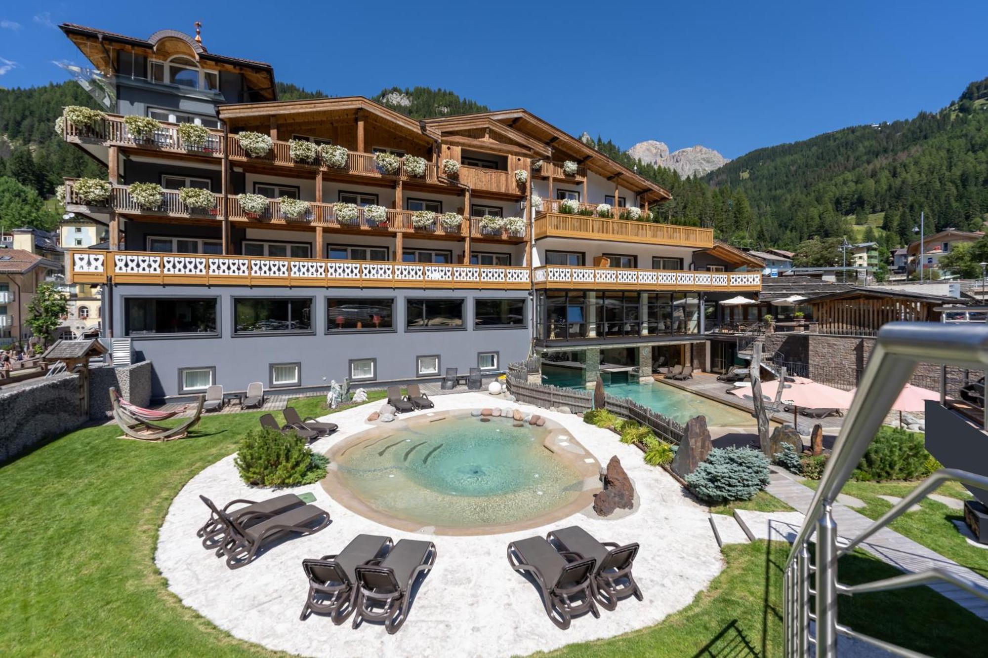Croce Bianca Leisure & Spa Hotel Canazei Exteriör bild