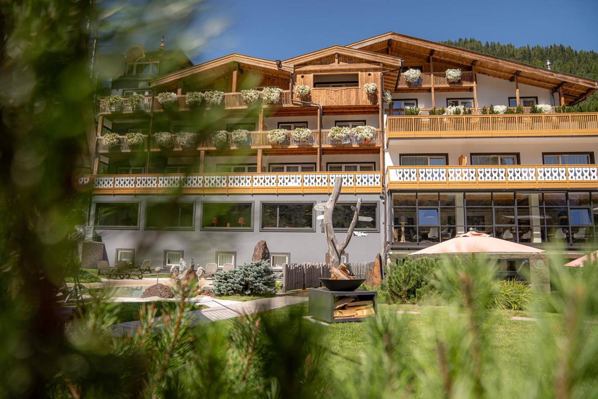 Croce Bianca Leisure & Spa Hotel Canazei Exteriör bild