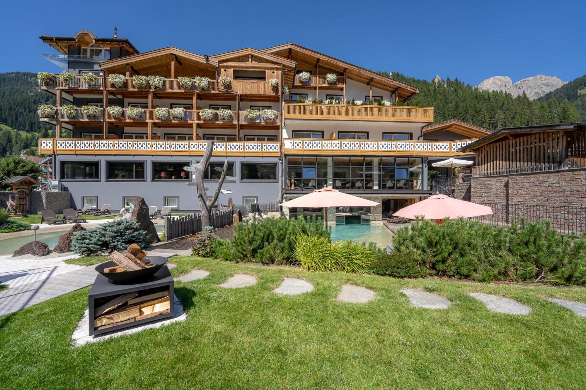 Croce Bianca Leisure & Spa Hotel Canazei Exteriör bild